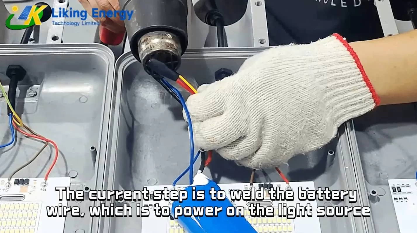 Installer la lumière solaire semi-splifiée coupe-vent de la série Liking MP120w